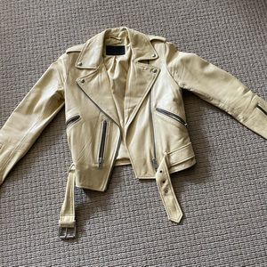 Runs small, doesn’t fit me anymore. Worn only twice.